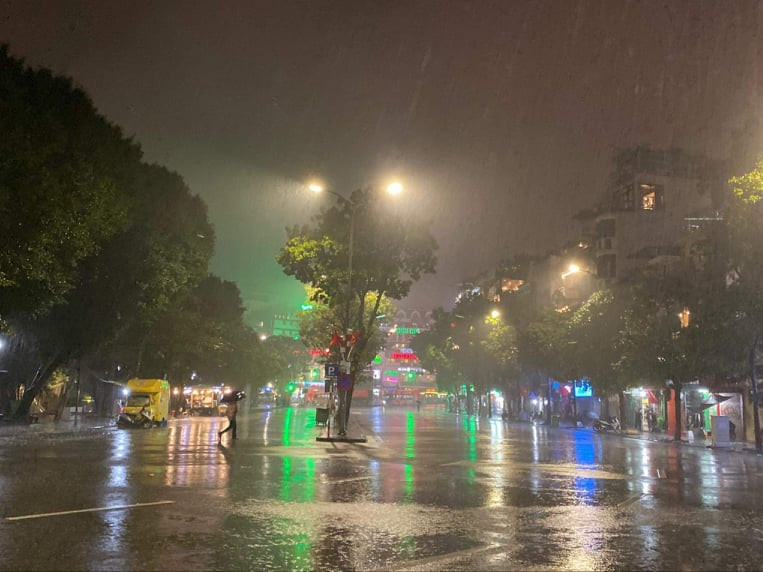 Trời mưa rét khiến người dân gặp nhiều khó khăn khi di chuyển.