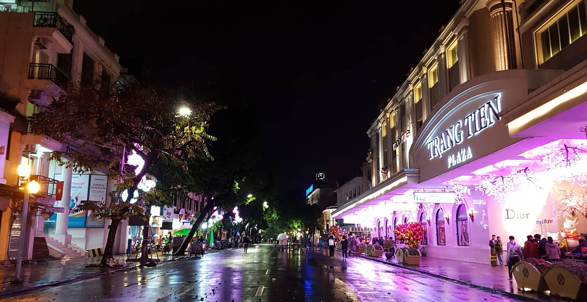 Khu phố trước của Tràng Tiền Plaza vắng vẻ khác thường.