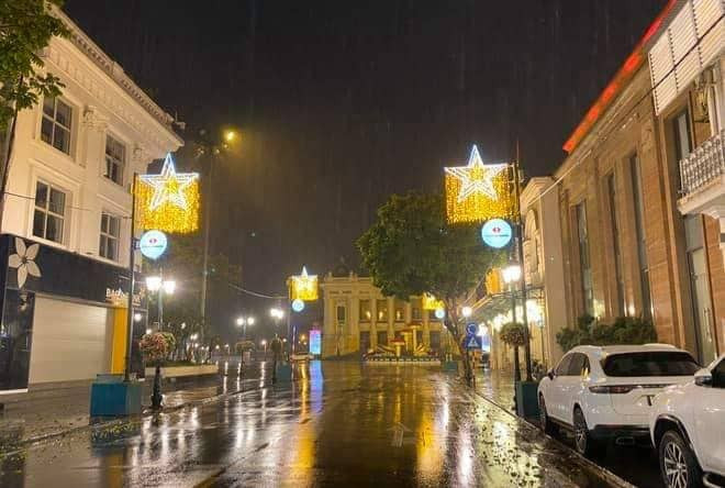 Gần tới giao thừa nhưng khu vực Nhà hát Lớn Hà Nội không một bóng người.