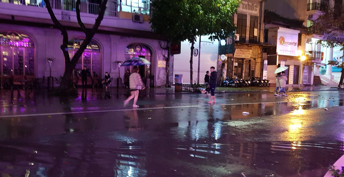 Mưa và lạnh khiến nhiều người ngại ra đường, chọn cách ở nhà xem pháo hoa qua màn hình ti vi.