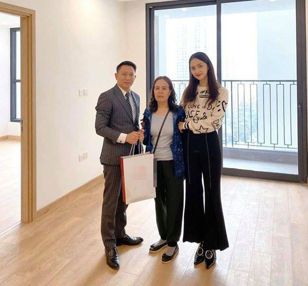 Trước Tết Nguyên đán 2020, Hoa hậu Hương Giang cũng tặng mẹ căn hộ ở Hà Nội nhân sinh nhật của bà. Ảnh: FBNV. Video: Kiến trúc hiện đại cho ngôi nhà liền kề. Nguồn: VTC1