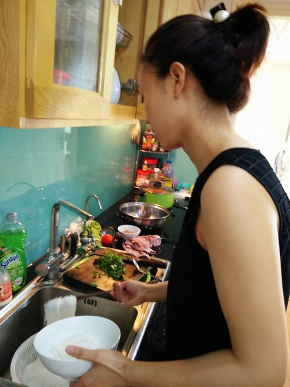 Hình ảnh bạn gái trong phòng bếp được Công Lý chụp lén.