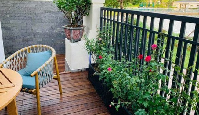 Do rất thích hoa nên dù công việc Vân Hugo vẫn dành thời gian trồng nhiều loại hoa trong biệt thự.