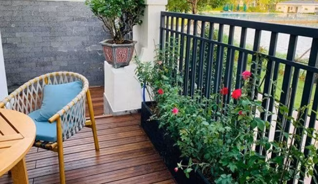 Do rất thích hoa nên dù công việc Vân Hugo vẫn dành thời gian trồng nhiều loại hoa trong biệt thự.