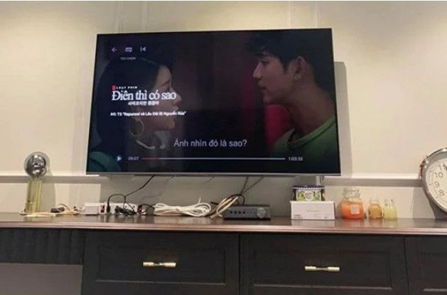 Toàn bộ ngôi biệt thự nơi nào Vân cũng thích nhưng cô thích nhất là khu vực có hồ nước trong nhà với khoảng không ngồi ngắm cảnh vừa mang đến sự sang trọng cho căn nhà, vừa gợi đến sự hoà quyện với thiên nhiên.