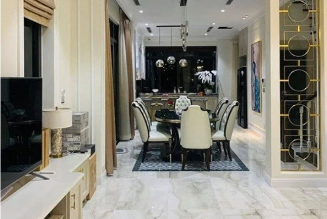 Tuy nhiên, cô được chồng sắp cưới chuẩn bị một căn biệt thự màu trắng với cuộc sống vô cùng thoải mái. Bên trong ngôi nhà được thiết kế nội thất bên trong căn hộ được thiết kế rất tinh tế, sang trọng khiến ai cũng phải ngưỡng mộ.