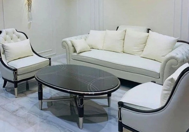 Nhìn bên ngoài căn biệt thự của Vân Hugo thoáng mát và có nhiều cây xanh khiến ai cũng mê. Đặc biệt, bên trong căn biệt thự có nhiều góc còn nhìn ra sông vô cùng thơ mộng. Toàn bộ căn biệt thự được thiết kế vô cùng sang trọng với gam màu trắng làm chủ đạo vô cùng tinh khôi, sang trọng.