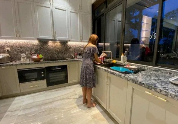 Tại đây, còn có một chiếc ghế tựa với thiết kế mềm mại là nơi người đẹp có thể tận hưởng cảm giác thư giãn sau những giờ làm việc mệt mỏi.