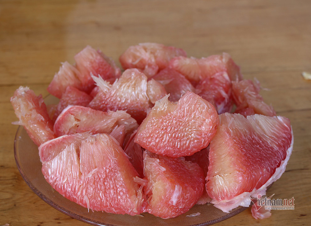 Ở Việt Nam, vườn bưởi ruby của ông Phong là vườn đầu tiên cho trái. Số lượng không nhiều nên ông Phong để dành thưởng thức và mời bà con xung quanh, chưa bán ra thị trường nên chưa thể nói về giá cả. Ảnh: Vietnamnet.