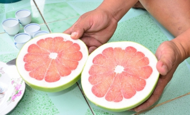 Trái bưởi ruby có đặc điểm da xanh, ruột đỏ, tép bưởi nhỏ hơn các giống bưởi địa phương, mọng nước, khô ráo, vỏ mỏng. Ảnh: Nongnghiep.