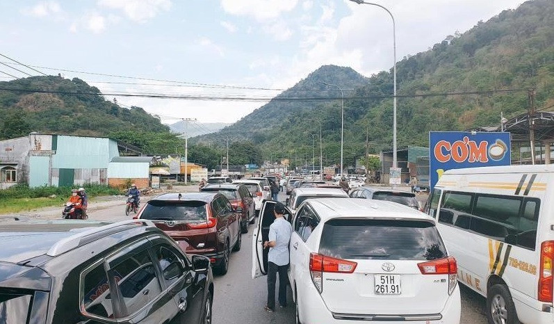 21 tieng 'hanh xac' den Da Lat: Con khoc, vo chong gay go, nom nop lo COVID-19