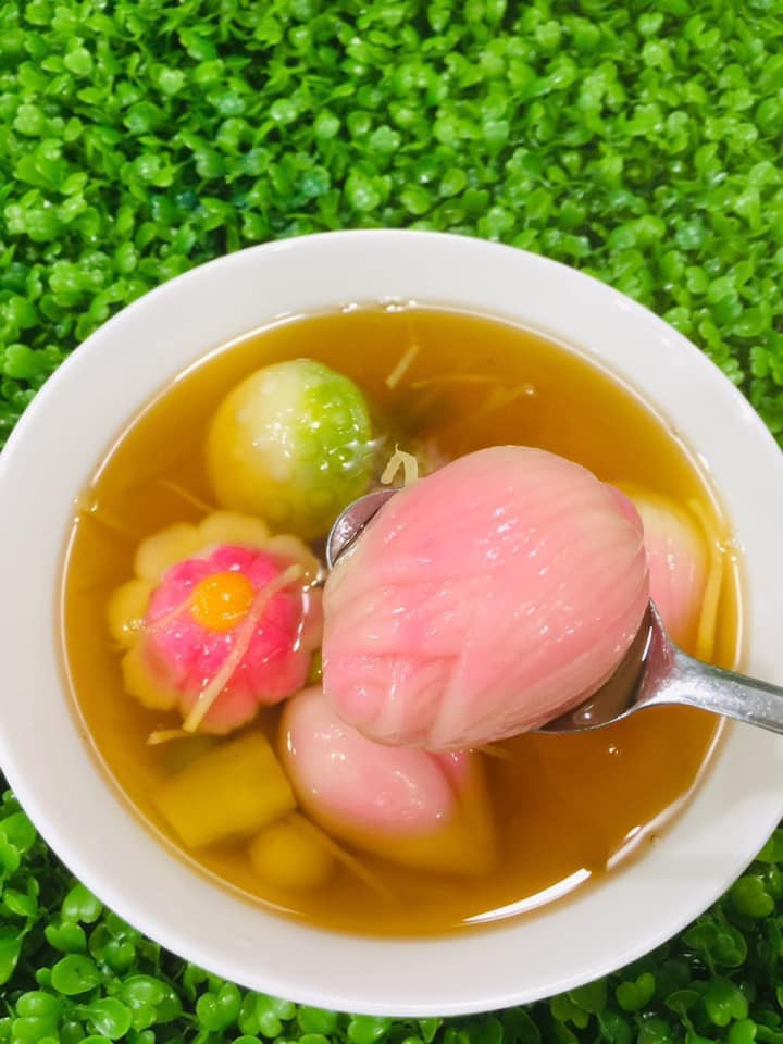 Không chỉ bánh trôi ngũ sắc, chè trôi nước cũng được nhiều khách hàng lựa chọn để cúng Rằm tháng Giêng.