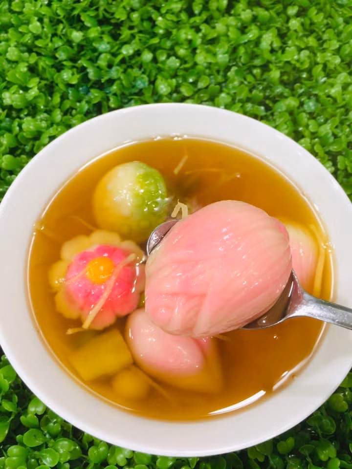 Không chỉ bánh trôi ngũ sắc, chè trôi nước cũng được nhiều khách hàng lựa chọn để cúng Rằm tháng Giêng.