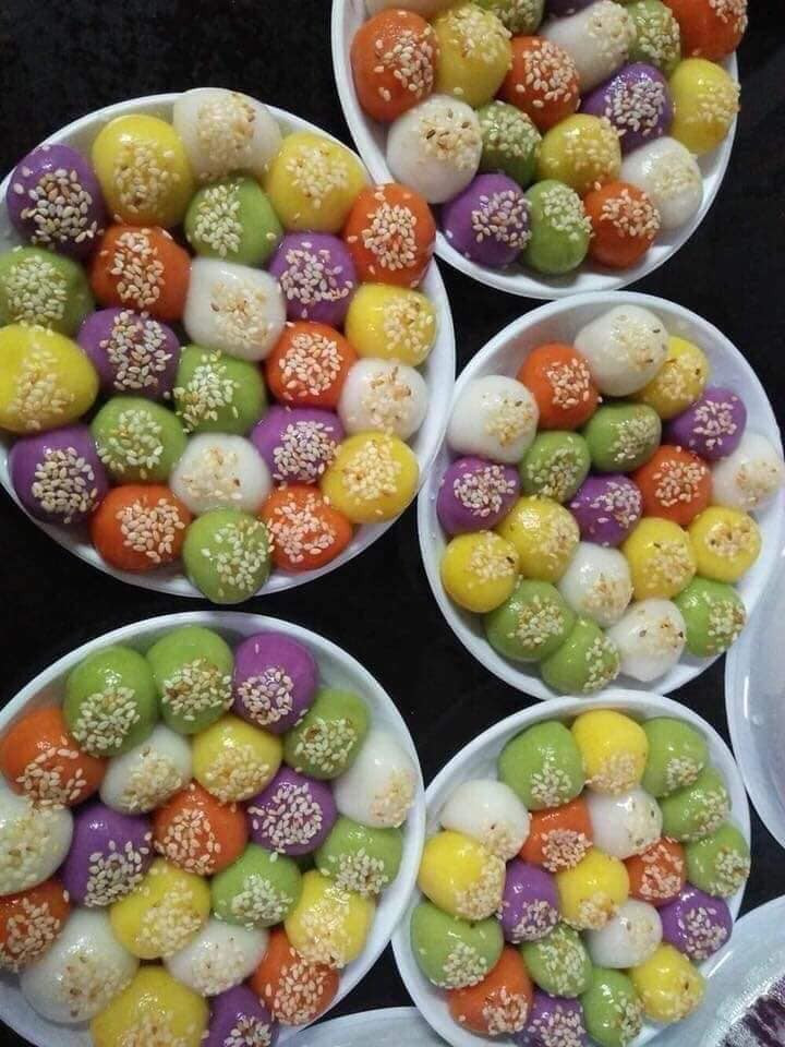 Tương tự, 2 ngày nay, chị Hạnh (Hà Đông, Hà Nội) cũng tất bật cả ngày đêm để kịp trả hàng cho khách. Chồng chị Hạnh phải trực điện thoại, check facebook để trả lời khách.