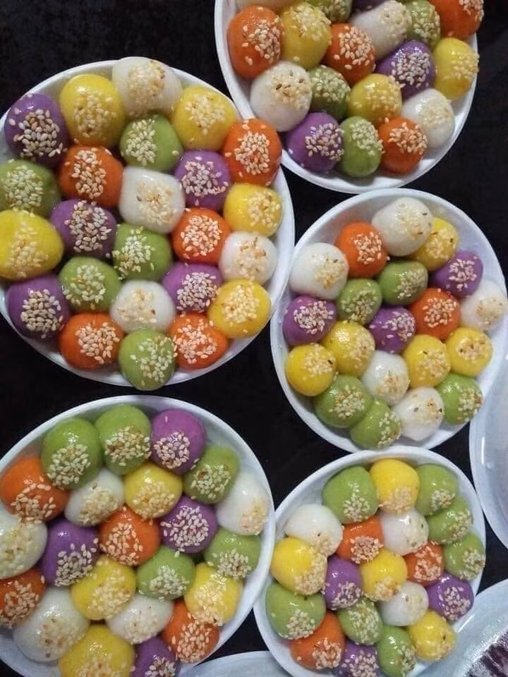 Tương tự, 2 ngày nay, chị Hạnh (Hà Đông, Hà Nội) cũng tất bật cả ngày đêm để kịp trả hàng cho khách. Chồng chị Hạnh phải trực điện thoại, check facebook để trả lời khách.