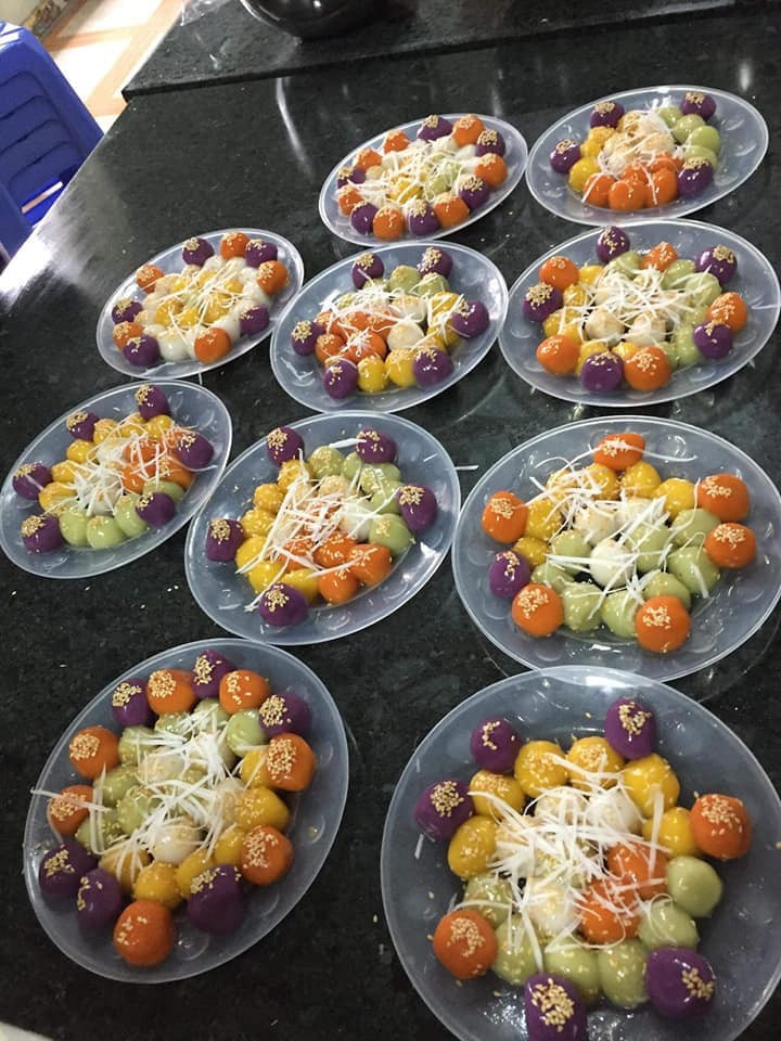 Một set bánh trôi ngũ sắc gồm 25 viên kèm nước đường được bán với giá 60.000 - 75.000 đồng.