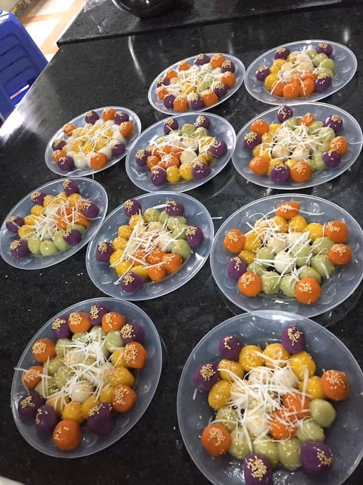 Một set bánh trôi ngũ sắc gồm 25 viên kèm nước đường được bán với giá 60.000 - 75.000 đồng.