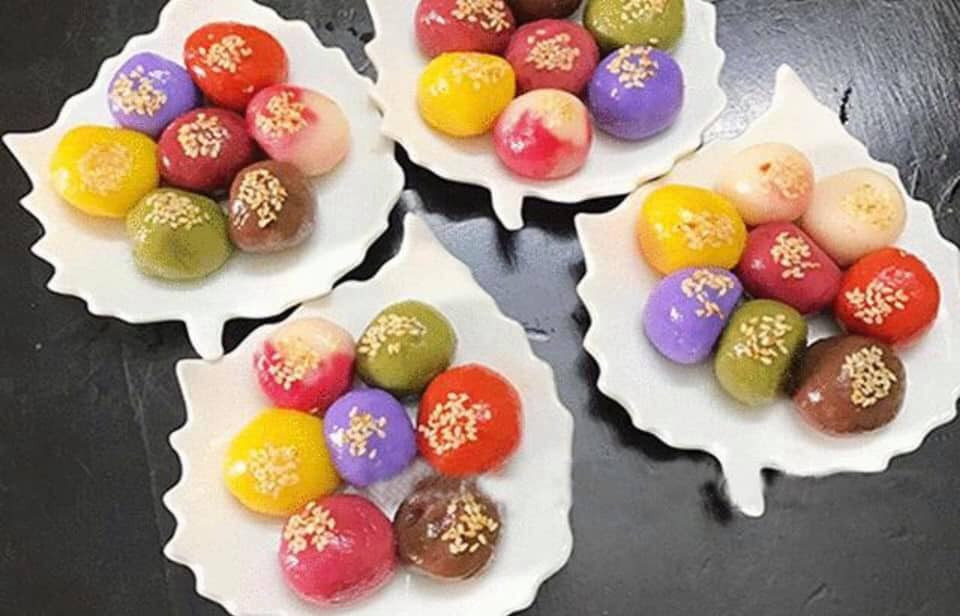 Với mong muốn mọi chuyện cả năm sẽ trôi chảy, suôn sẻ, nhiều bà nội trợ đã đặt mua bánh trôi ngũ sắc để cúng Rằm tháng Giêng.