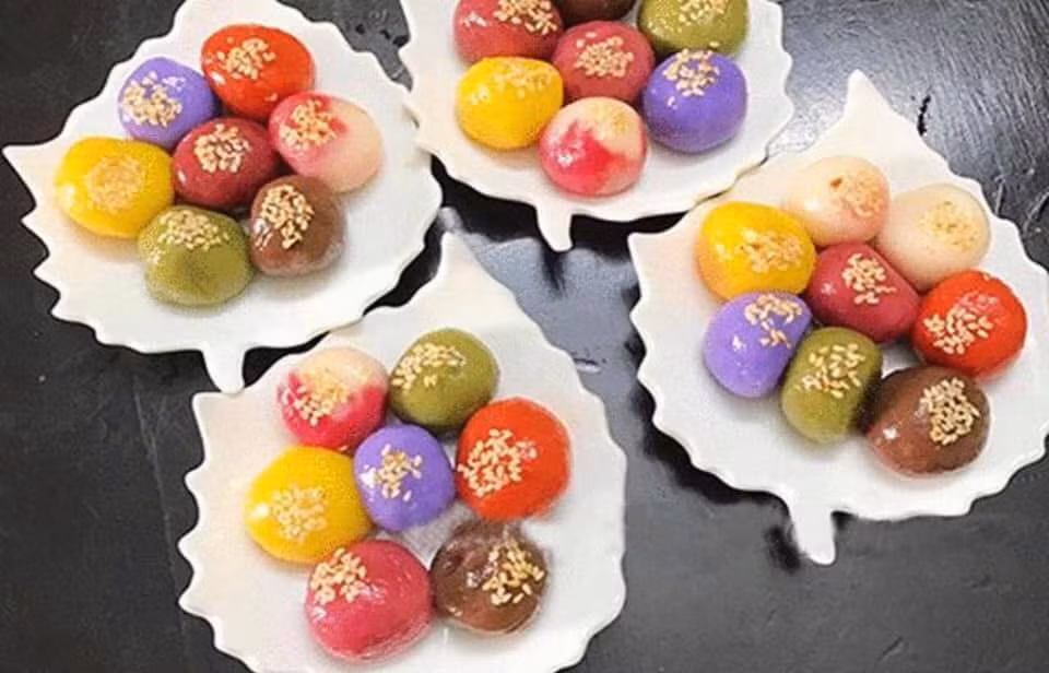 Với mong muốn mọi chuyện cả năm sẽ trôi chảy, suôn sẻ, nhiều bà nội trợ đã đặt mua bánh trôi ngũ sắc để cúng Rằm tháng Giêng.