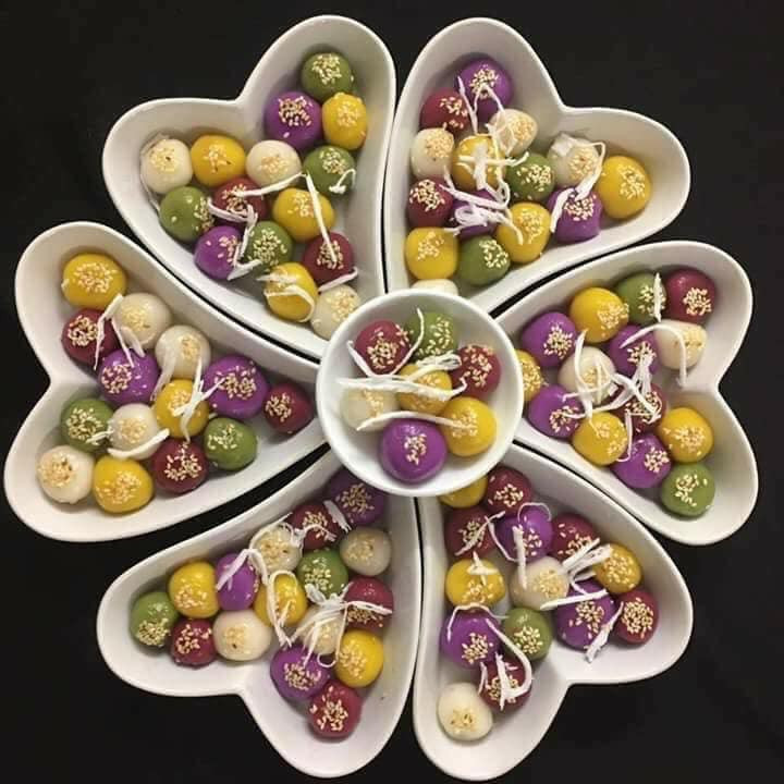 Cô Hà (Thanh Trì, Hà Nội) cho biết vì bận công việc nên mãi tối qua mới đặt bánh. Cô phải hỏi tới 3 chỗ mới đặt được bánh vì họ đều nhiều đơn, không dám nhận thêm.