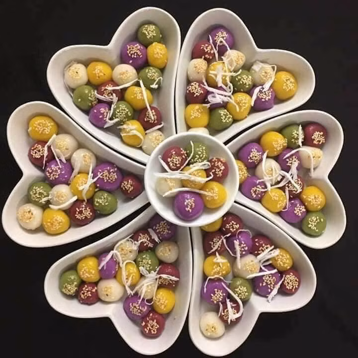 Cô Hà (Thanh Trì, Hà Nội) cho biết vì bận công việc nên mãi tối qua mới đặt bánh. Cô phải hỏi tới 3 chỗ mới đặt được bánh vì họ đều nhiều đơn, không dám nhận thêm.