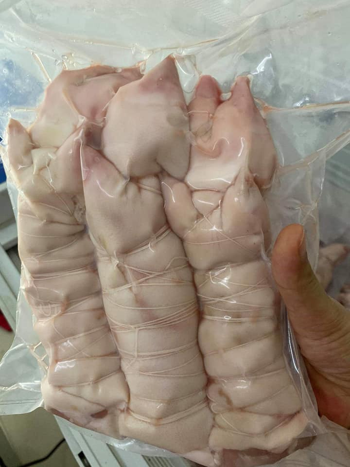 Móng giò được luộc sẵn, đóng túi hút chân không. Mỗi túi 3 cái móng, trọng lượng trên dưới 1kg.