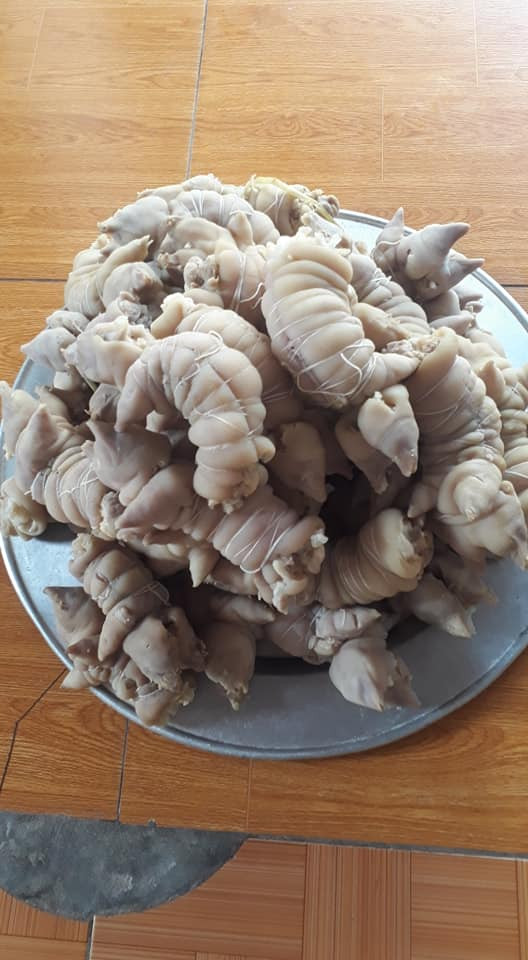 Thậm chí, có những nơi giá chỉ 70.000-90.000 đồng/kg, rẻ hơn cả giá móng giò nguyên xương bán ngoài chợ hiện nay.