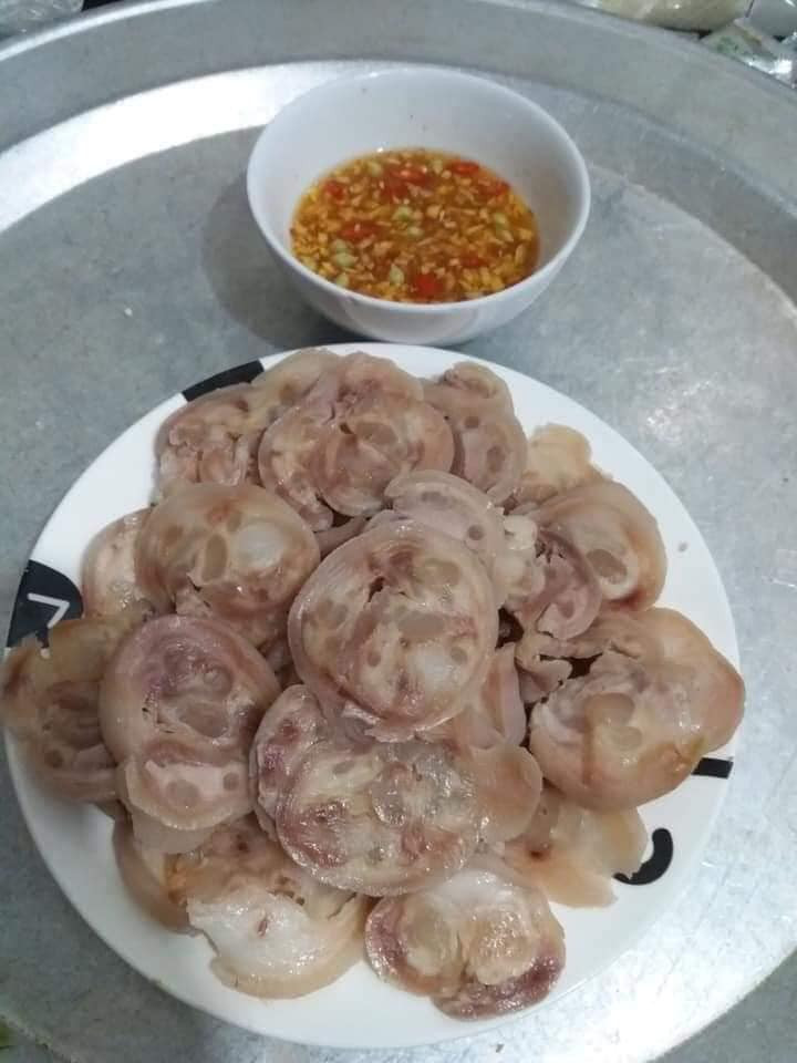 Cô Sao (một đầu mối bán móng giò rút xương ở Hà Nội) cho biết do giá rẻ, nên món chân giò rút xương luộc sẵn rất đang hút khách.