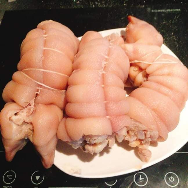 Chị Yên khẳng định, hàng chị bán là móng giò nhập khẩu, giá rất rẻ.