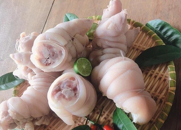 Mỗi ngày cô nhập khoảng 50kg móng giò rút xương. Số hàng này chỉ đủ trả theo đơn cho khách đặt trước, chỉ dư 5-7kg và bán trong ngày là hết.