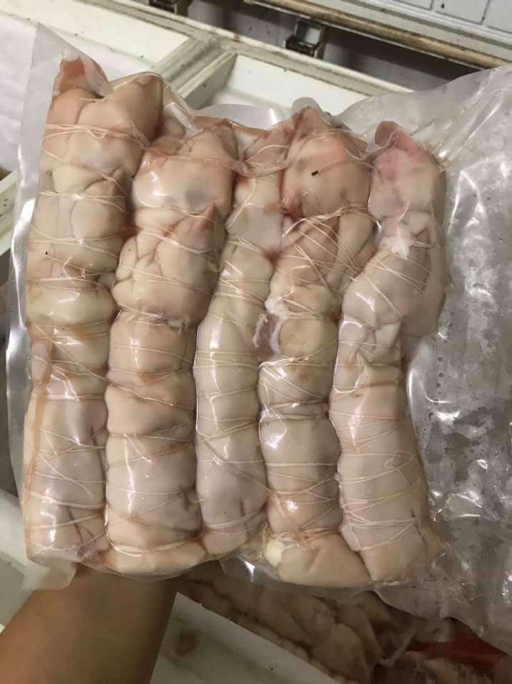 Theo chị Hương (Nam Từ Liêm, Hà Nội), móng giò rút xương luộc chín tới hiện đang là món ăn gây sốt chợ mạng nhưng tôi cũng thấy lo ngại vì giá quá rẻ.