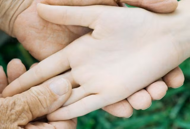 Dau hieu bat thuong o ban tay cho thay da day dang “keu cuu”