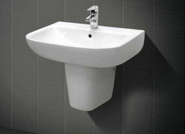 Bồn rửa tay quá sâu khiến người dùng gần như phải ngả toàn bộ người về phía trước. Điều này không chỉ gây ướt vạt áo, quần mỗi khi sử dụng mà còn có thể gây chấn thương vùng cơ lưng (đối với những người già, người có bệnh lý nền). Ảnh: Internet