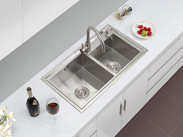 Tương tự, chậu rửa bát quá to có thể gây bất tiện và mệt mỏi cho gia chủ khi sử dụng. Ảnh: Internet