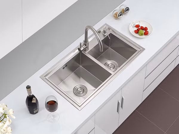 Tương tự, chậu rửa bát quá to có thể gây bất tiện và mệt mỏi cho gia chủ khi sử dụng. Ảnh: Internet