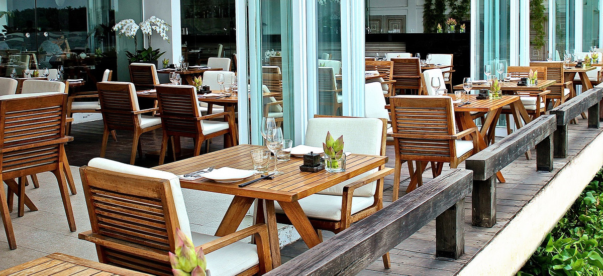 Báo Anh ca ngợi đây là một nơi để ngắm cảnh, thưởng thức cocktail và các loại đồ uống, ngắm hoàng hôn thật lãng mạn. Nguồn ảnh: The Deck Saigon. Video: Hà Nội: Chuỗi nhà hàng "điêu đứng", doanh thu sụt giảm. Nguồn: VTC Now