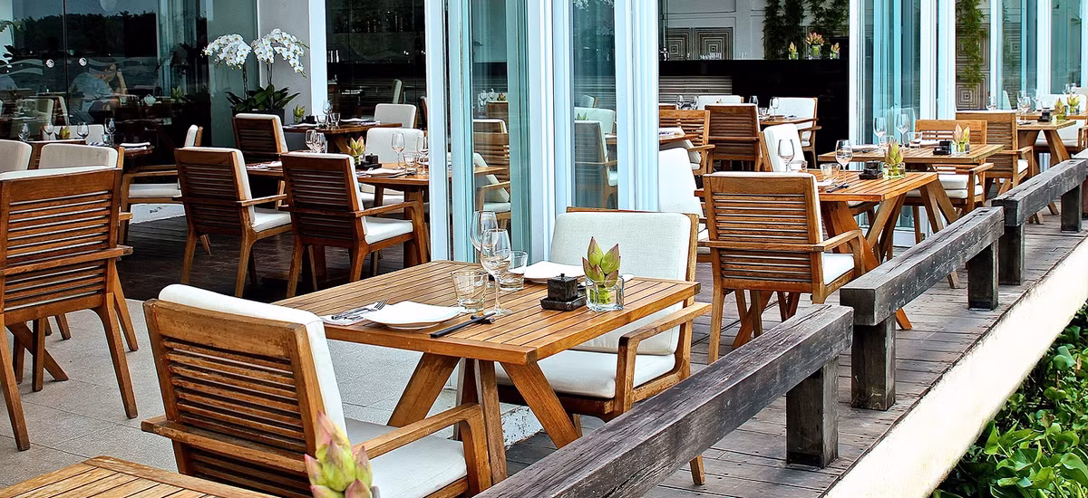 Báo Anh ca ngợi đây là một nơi để ngắm cảnh, thưởng thức cocktail và các loại đồ uống, ngắm hoàng hôn thật lãng mạn. Nguồn ảnh: The Deck Saigon. Video: Hà Nội: Chuỗi nhà hàng "điêu đứng", doanh thu sụt giảm. Nguồn: VTC Now