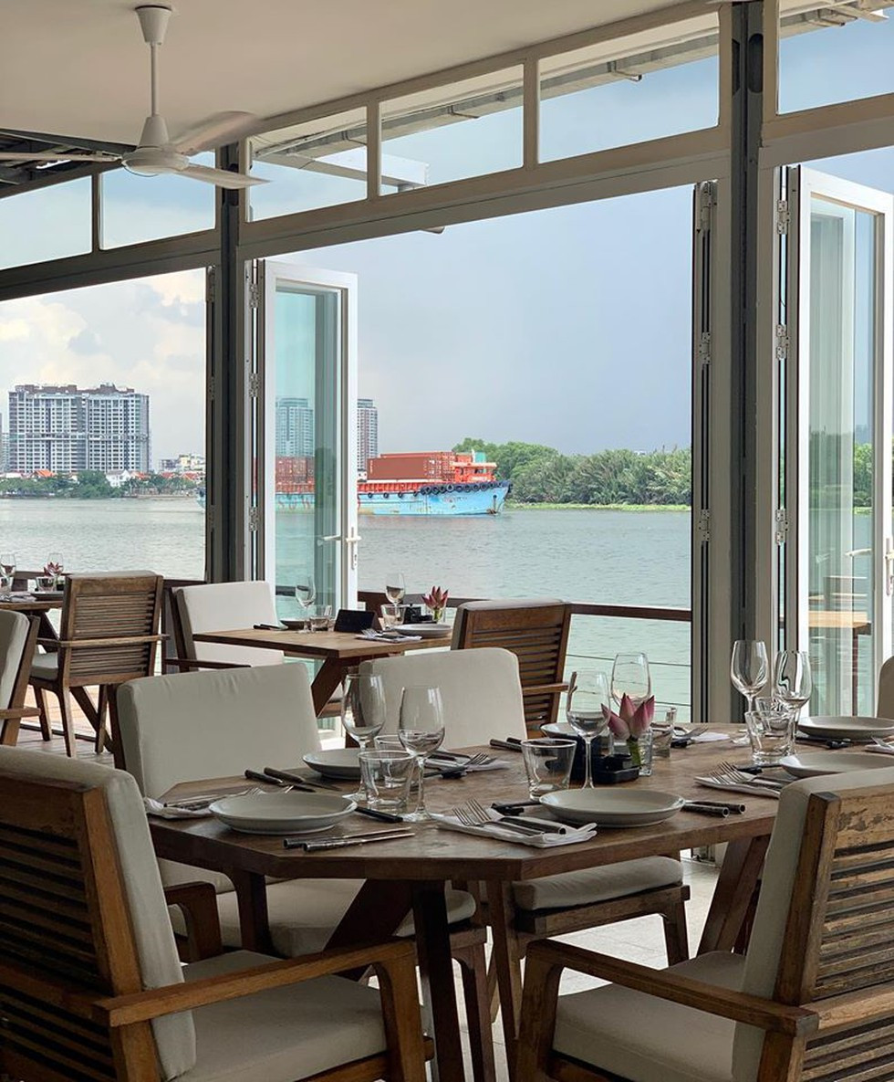 Mới đây, quán bar The Deck Saigon toạ lạc trên đường Nguyễn Ư Dĩ, phường Thảo Điền (quận 2, TP HCM) được The Guardian - tờ báo uy tín của Anh - đưa vào danh sách những quán bar tốt nhất thế giới theo bình chọn của người đọc và các chuyên gia.