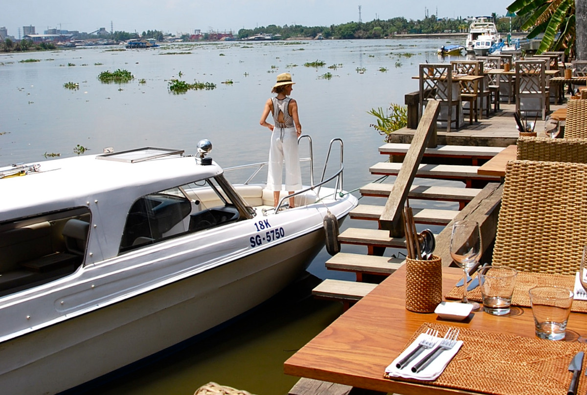 Dù lọt top quán bar nhưng thực chất The Deck là một nhà hàng có diện tích rộng rãi, không gian mở, thoáng đãng, nằm sát sông Sài Gòn.