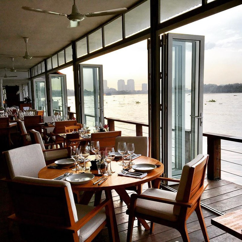 Các loại nước uống từ 60.000 - 140.000 đồng, trong khi cà phê ở The Deck Saigon dao động từ 60.000 - 80.000 đồng.