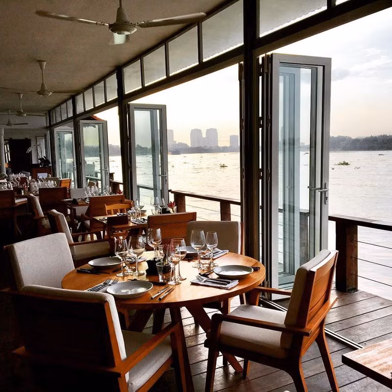 Các loại nước uống từ 60.000 - 140.000 đồng, trong khi cà phê ở The Deck Saigon dao động từ 60.000 - 80.000 đồng.