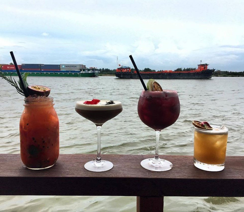 The Deck Saigon phục vụ thực đơn phong phú với đủ món từ Việt - Nhật - Trung đến các món Âu. Tuy nhiên, đồ ăn tại đây khá đắt.