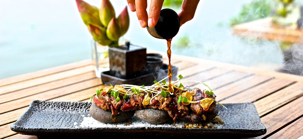 Món ăn phục vụ bữa tối của The Deck Saigon rẻ nhất cũng vài trăm nghìn đồng. Một số món đắt có giá lên tới hơn 1 triệu đồng.