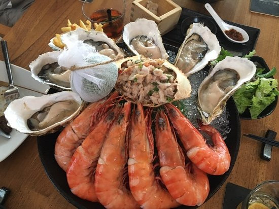 Bữa trưa được The Deck Saigon phục vụ từ 11h tới 16h hàng ngày. Các món ăn phục vụ bữa trưa dao động trong khoảng hơn 100.000 tới 800.000 đồng.