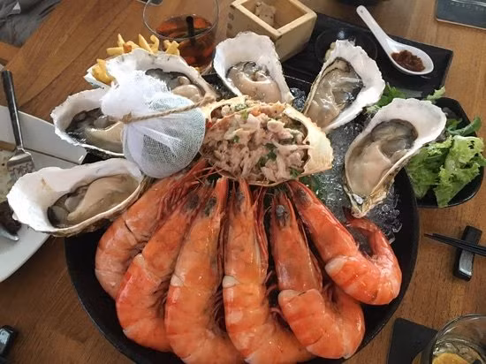 Bữa trưa được The Deck Saigon phục vụ từ 11h tới 16h hàng ngày. Các món ăn phục vụ bữa trưa dao động trong khoảng hơn 100.000 tới 800.000 đồng.