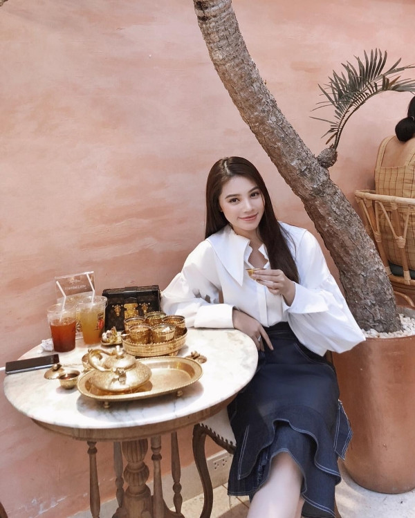 Đáp lại những lời 'tố' và nghi vấn đại gia, Jolie Nguyễn cho biết ba mẹ đã không còn chu cấp cho cô từ năm 18 tuổi. Số tiền đi du lịch, mua đồ hiệu, làm nghệ thuật của cô bây giờ đều đến từ nguồn thu nhập chính là kinh doanh.