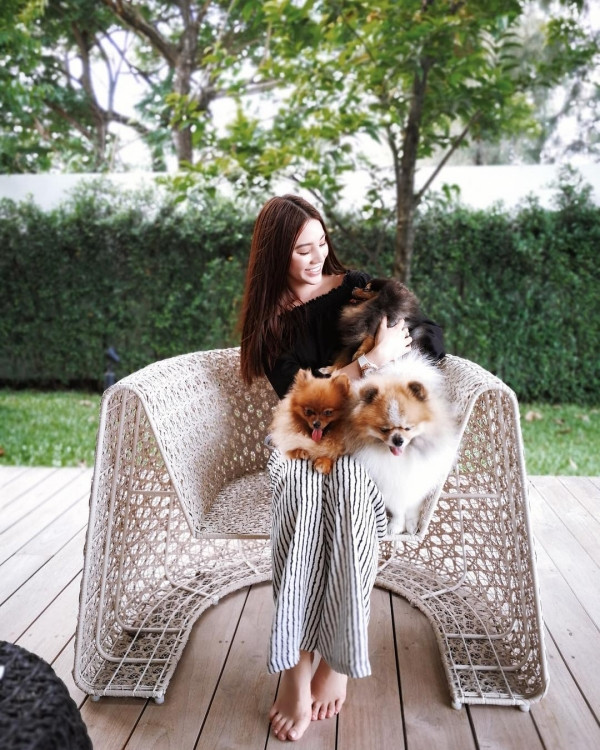 Đầu năm 2019, có người tung tin đồn cô chỉ xuất thân từ gia đình bình thường.Nhiều người nghi ngờ Jolie Nguyễn dựa dẫm vào đại gia để có tiền sắm đồ hiệu, xe sang nhà đẹp.