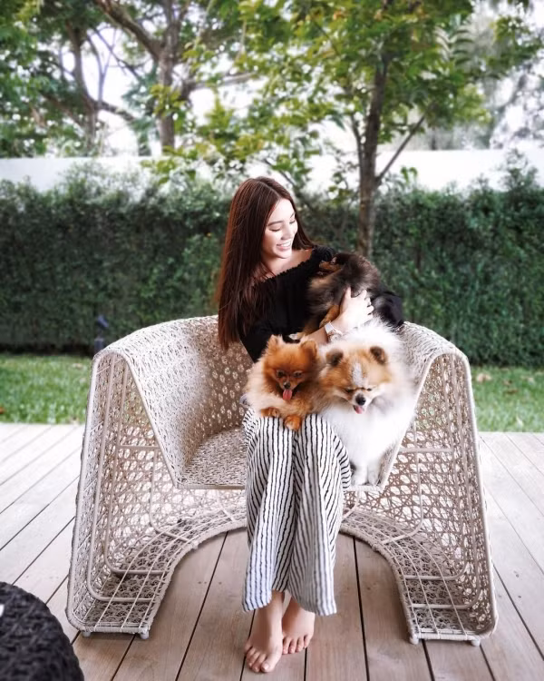 Đầu năm 2019, có người tung tin đồn cô chỉ xuất thân từ gia đình bình thường.Nhiều người nghi ngờ Jolie Nguyễn dựa dẫm vào đại gia để có tiền sắm đồ hiệu, xe sang nhà đẹp.