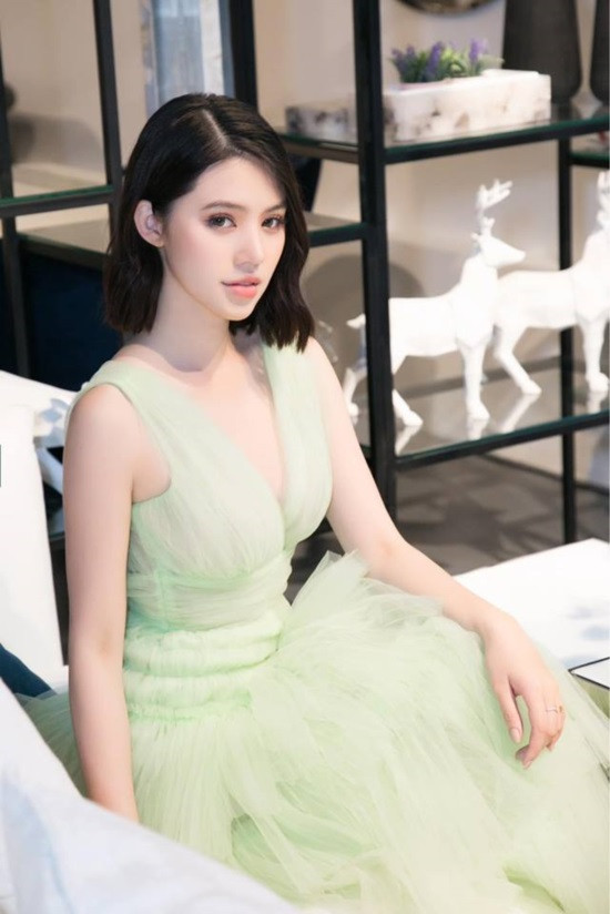 Trên Facebook cá nhân, hầu như ngày nào cô cũng đăng hình đi sự kiện, du lịch khắp thế giới.