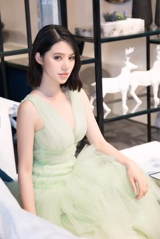 Trên Facebook cá nhân, hầu như ngày nào cô cũng đăng hình đi sự kiện, du lịch khắp thế giới.